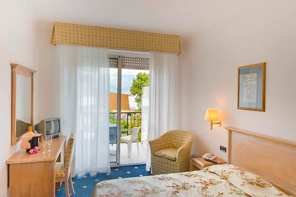 丽都拉佩拉尼拉酒店 3*